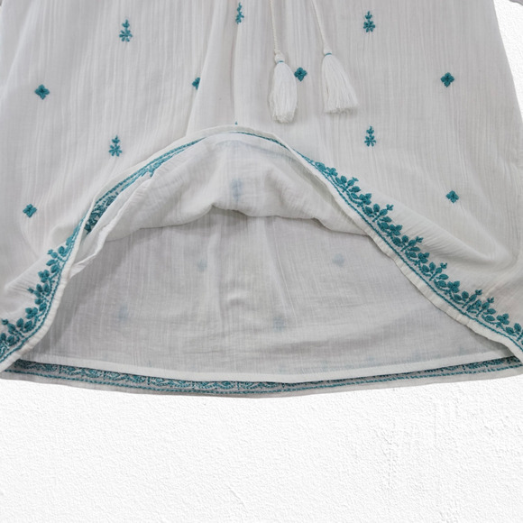 Soft Surroundings White Blue Embroidered Boho Cotton Peasant Top Size Medium - Picture 6 of 9